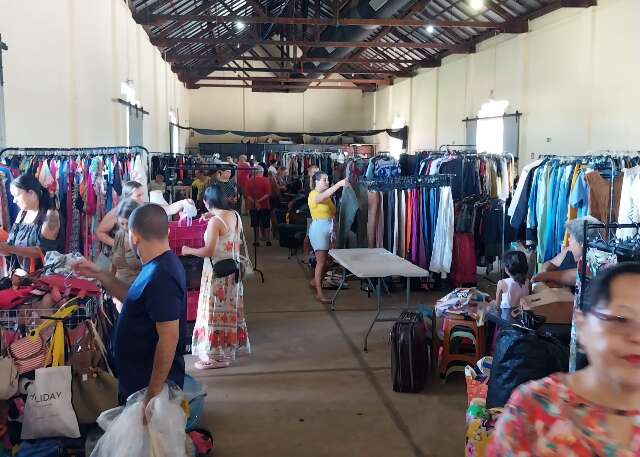 Feira de brech&oacute;s no Centro &eacute; chance de garimpar na v&eacute;spera do inverno