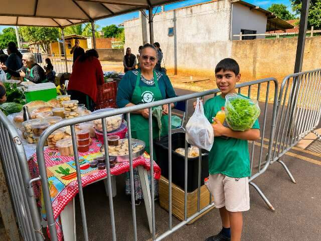 Recicláveis viram moeda para comprar alimentos da agricultura familiar