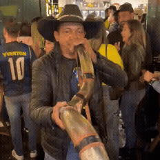 Nada de vuvuzela: boiadeiro toca berrante para torcer pelo Brasil