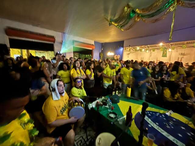 Centro teve Cidade da Copa vazia e torcida disputando espa&ccedil;o em bares 