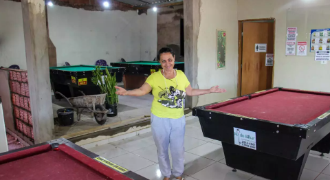 Cozinheira vende carro, constr&oacute;i bar em varanda e se diverte at&eacute; &agrave;s 2h