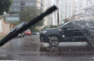 Chuva chega com força a Campo Grande após alerta para tempo instável Chuva chega com força a Campo Grande após alerta para tempo instável