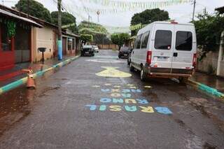 Na Copa, até “inimigo vira amigo” em rua decorada no Jardim Bonança Na Copa, até “inimigo vira amigo” em rua decorada no Jardim Bonança