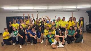 Entre um passinho e outro, turma manda energia para a Seleção Entre um passinho e outro, turma manda energia para a Seleção