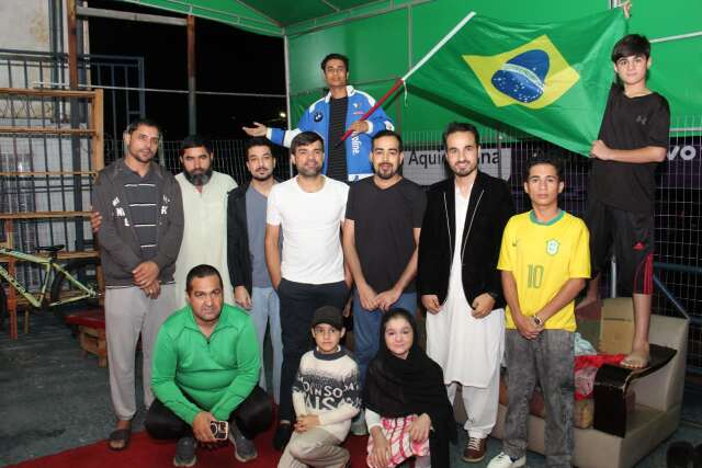 Imigrantes paquistaneses trocam o cr&iacute;quete pelo futebol e torcem pelo Brasil
