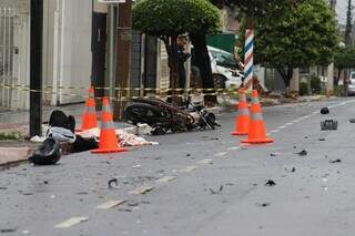Câmera registra momento em que caminhonete atinge motociclista e árvore Câmera registra momento em que caminhonete atinge motociclista e árvore