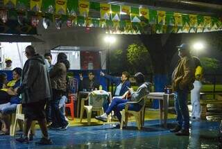 Vale at&eacute; buscar a amiga de guarda-chuva para torcer pelo Brasil no bar