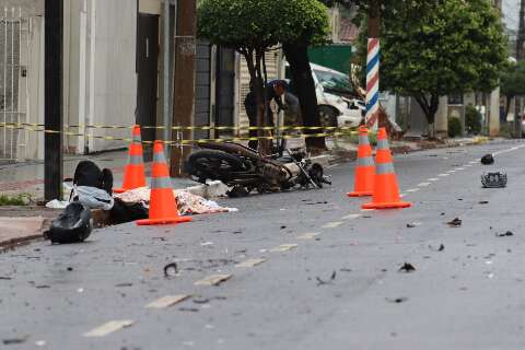 Motociclista &eacute; atingida por caminhonete e morre na Rua Maracaju