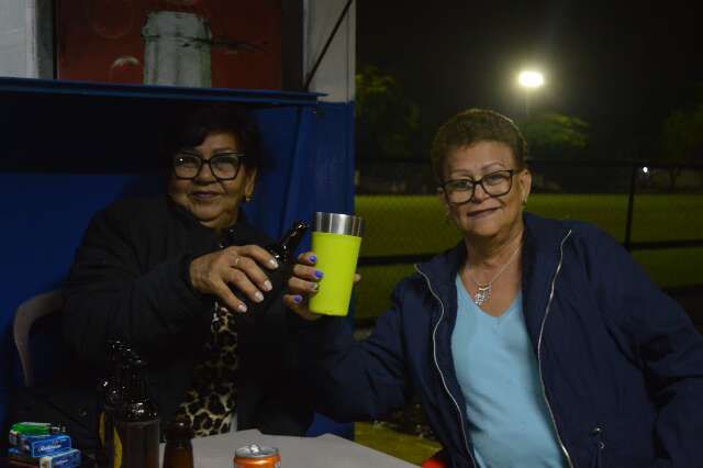Vale at&eacute; buscar a amiga de guarda-chuva para torcer pelo Brasil no bar