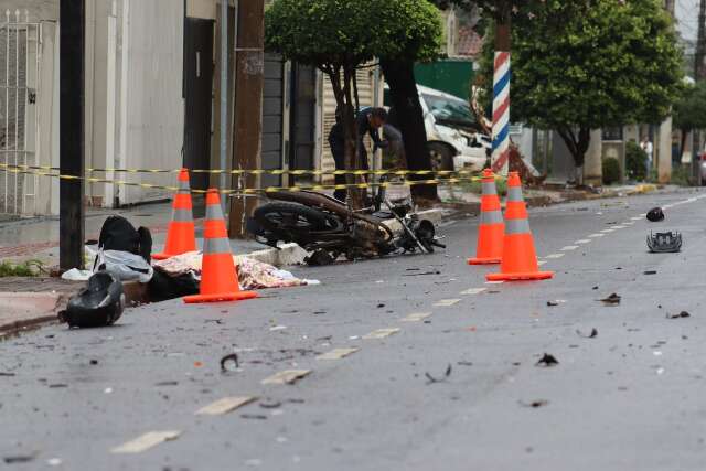 Motociclista &eacute; atingida por caminhonete e morre na Rua Maracaju