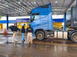Motorista de carreta é preso por envolvimento em roubo e sequestro em SP Motorista de carreta é preso por envolvimento em roubo e sequestro em SP