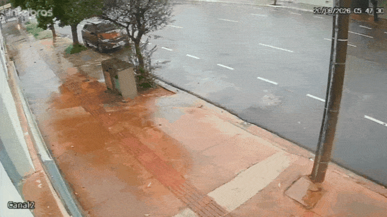 C&acirc;mera registra momento em que caminhonete atinge motociclista e &aacute;rvore