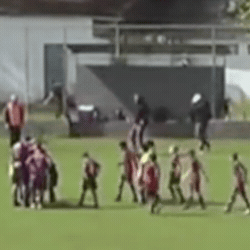 Gestos obscenos em jogo sub-11 geram den&uacute;ncia e revolta