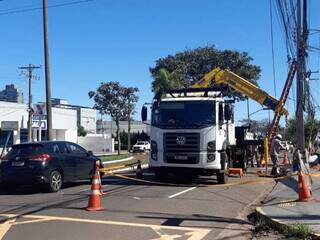 Troca de poste interdita faixas da Avenida Mato Grosso após colisão Troca de poste interdita faixas da Avenida Mato Grosso após colisão