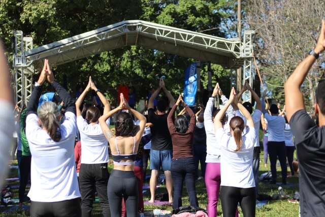 Festival de Yoga mobiliza participantes em ato simb&oacute;lico de uni&atilde;o com a natureza