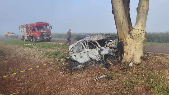 Duas pessoas morrem e vereador fica ferido em acidente com carro carbonizado