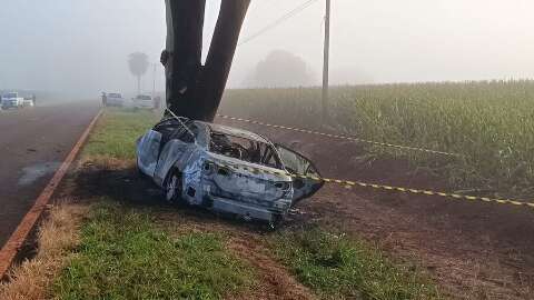 Carro pega fogo ap&oacute;s bater em &aacute;rvore e duas pessoas morrem carbonizadas