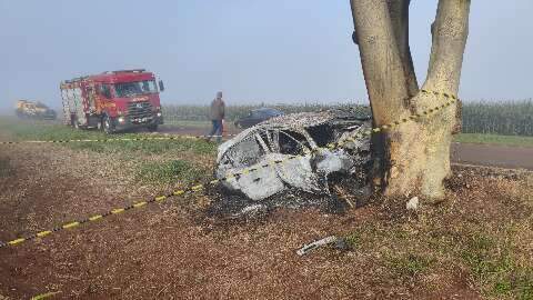 Duas pessoas morrem e vereador fica ferido em acidente com carro carbonizado