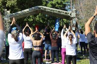 Festival de Yoga mobiliza participantes em ato simbólico de união com a natureza Festival de Yoga mobiliza participantes em ato simbólico de união com a natureza