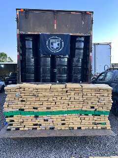 Carga de 1,4 tonelada de maconha escondida em gal&otilde;es &eacute; apreendida no Itamarac&aacute;
