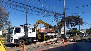 Troca de poste interdita faixas da Avenida Mato Grosso após colisão Troca de poste interdita faixas da Avenida Mato Grosso após colisão