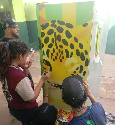 Em escola perif&eacute;rica, professora cria &ldquo;geladeira liter&aacute;ria&rdquo; e reinventa o ensino