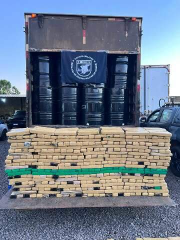 Carga de 1,4 tonelada de maconha escondida em gal&otilde;es &eacute; apreendida no Itamarac&aacute;