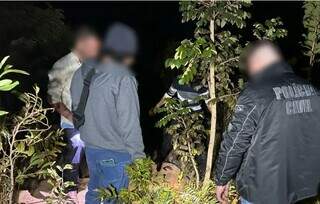 Jovem é encontrado morto e enterrado com marca de paulada na cabeça Jovem é encontrado morto e enterrado com marca de paulada na cabeça