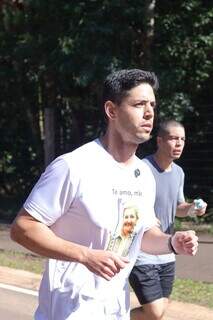 Filho corre 19 km para homenagear mãe que enfrentou câncer por 19 anos Filho corre 19 km para homenagear mãe que enfrentou câncer por 19 anos