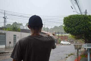 Moradores precisam dividir escadaria com lixo, lama e medo de queda no Guanandi Moradores precisam dividir escadaria com lixo, lama e medo de queda no Guanandi