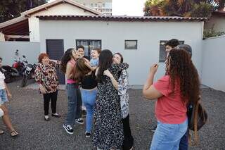 Irm&atilde;os descobrem 3 gesta&ccedil;&otilde;es e ch&aacute; revela trio de meninas a caminho 