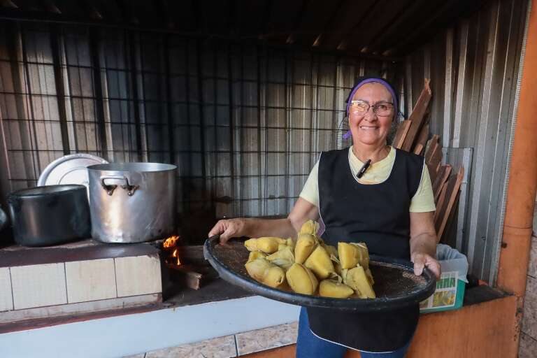 Há 30 anos, Alcione faz pamonha a R$ 5 todos os dias no fogão à lenha