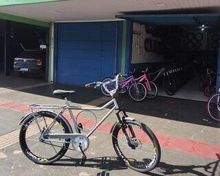 Câmera flagra furto em loja de bicicletas pela segunda vez em um mês Câmera flagra furto em loja de bicicletas pela segunda vez em um mês