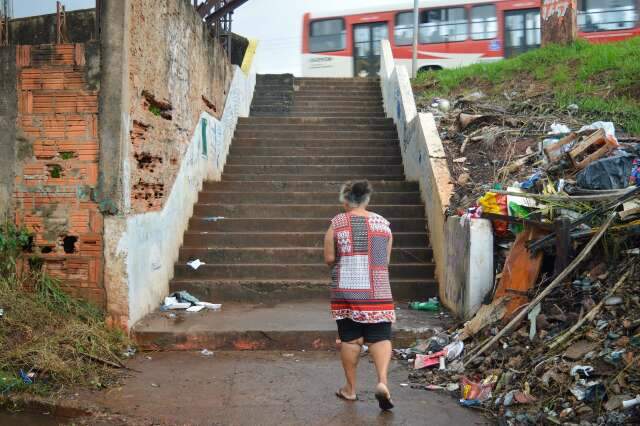 Moradores precisam dividir escadaria com lixo, lama e medo de queda no Guanandi