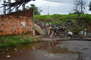 Moradores precisam dividir escadaria com lixo, lama e medo de queda no Guanandi Moradores precisam dividir escadaria com lixo, lama e medo de queda no Guanandi