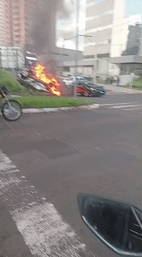 Carro capota e pega fogo ap&oacute;s batida em cruzamento do Monte Castelo