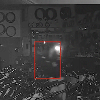 C&acirc;mera flagra furto em loja de bicicletas pela segunda vez em um m&ecirc;s