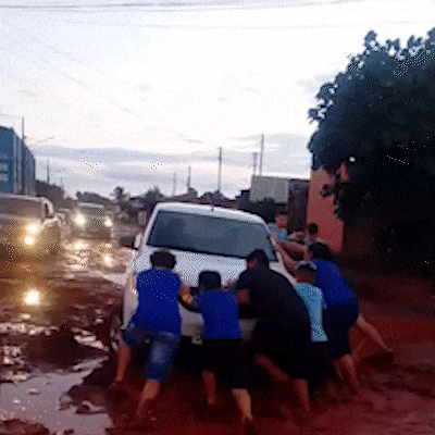 Crian&ccedil;as saem da escola e tiram carro de atoleiro no Jardim Itamarac&aacute;