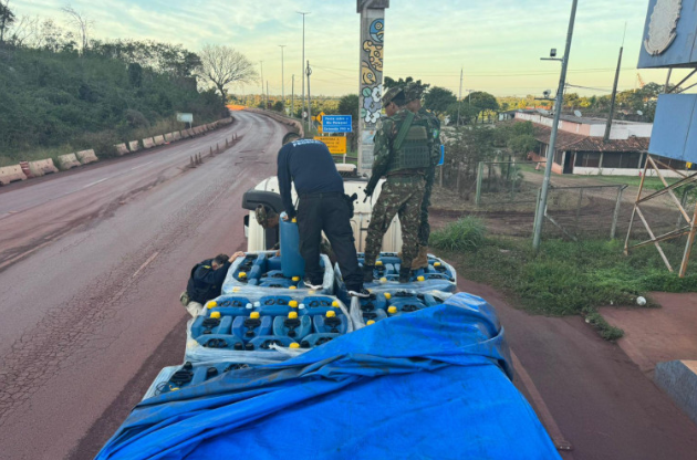 Receita e PRF apreendem 21 toneladas de insumo usado no refino de coca&iacute;na