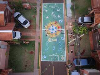 Criançada capricha e transforma rua de condomínio em torcida pelo hexa Criançada capricha e transforma rua de condomínio em torcida pelo hexa