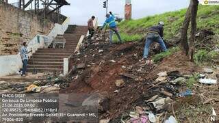 Após reclamações, prefeitura retira 5 caminhões de lixo de escadaria no Guanandi Após reclamações, prefeitura retira 5 caminhões de lixo de escadaria no Guanandi