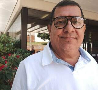 Idoso morre após cair e bater a cabeça ao descer de ônibus em Campo Grande Idoso morre após cair e bater a cabeça ao descer de ônibus em Campo Grande