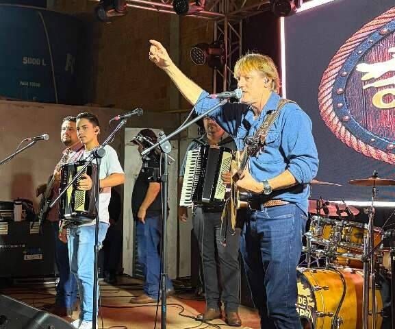 Grupo P&eacute; de Cedro volta ao palco de estreia para grava&ccedil;&atilde;o de show