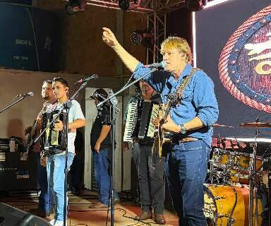 Grupo P&eacute; de Cedro volta ao palco de estreia para grava&ccedil;&atilde;o de show