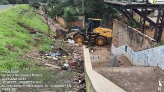 Após reclamações, prefeitura retira 5 caminhões de lixo de escadaria no Guanandi Após reclamações, prefeitura retira 5 caminhões de lixo de escadaria no Guanandi