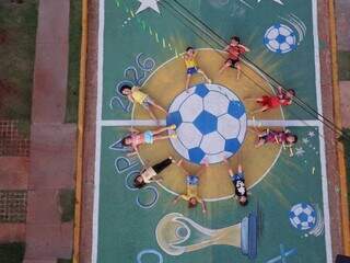 Criançada capricha e transforma rua de condomínio em torcida pelo hexa Criançada capricha e transforma rua de condomínio em torcida pelo hexa