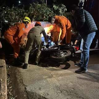 Motociclista morre ap&oacute;s bater em ca&ccedil;amba de entulho