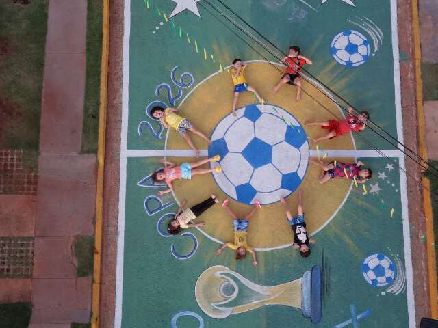 Crian&ccedil;ada capricha e transforma rua de condom&iacute;nio em torcida pelo hexa