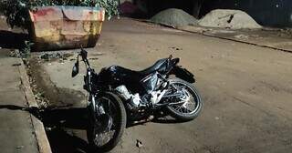 Motociclista morre após bater em caçamba de entulho Motociclista morre após bater em caçamba de entulho