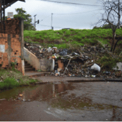 Ap&oacute;s reclama&ccedil;&otilde;es, prefeitura retira 5 caminh&otilde;es de lixo de escadaria no Guanandi